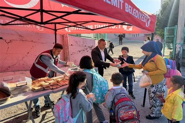 İzmit Belediyesi, okullarda Beslenme Saati ikramlarını sürdürüyor