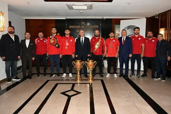 Mansur Yavaş, 2026’da başarı kazanan ASKİ Spor güreşçilerini ağırladı