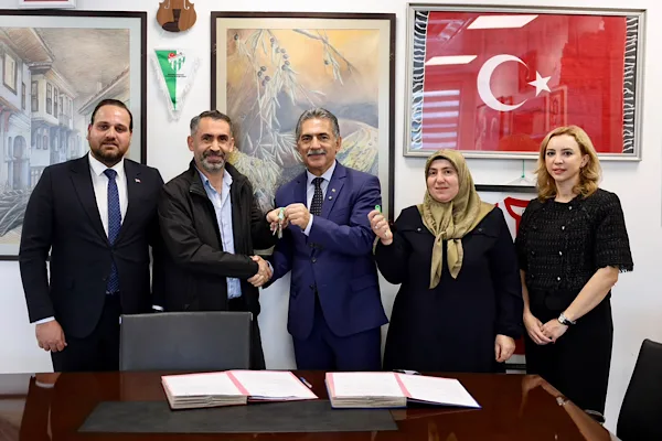 Gemlik Cihatlı Toplu Konutları’nda ilk anahtarlar iki hak sahibine teslim edildi