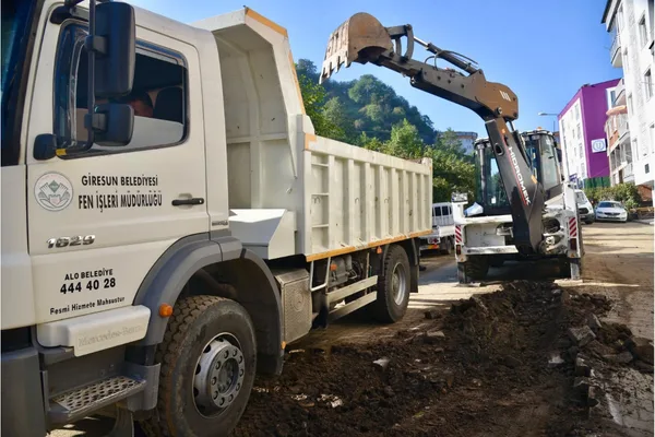 Giresun’da belediye ekiplerinin yol, kaldırım ve kanalizasyon çalışmaları sürüyor