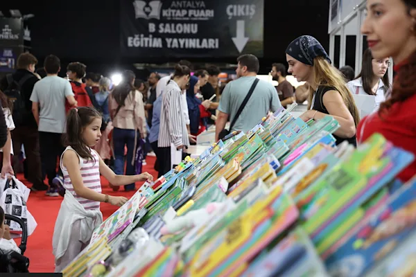 Antalya Kitap Fuarı üçüncü gününde de yoğun ilgiyle karşılandı