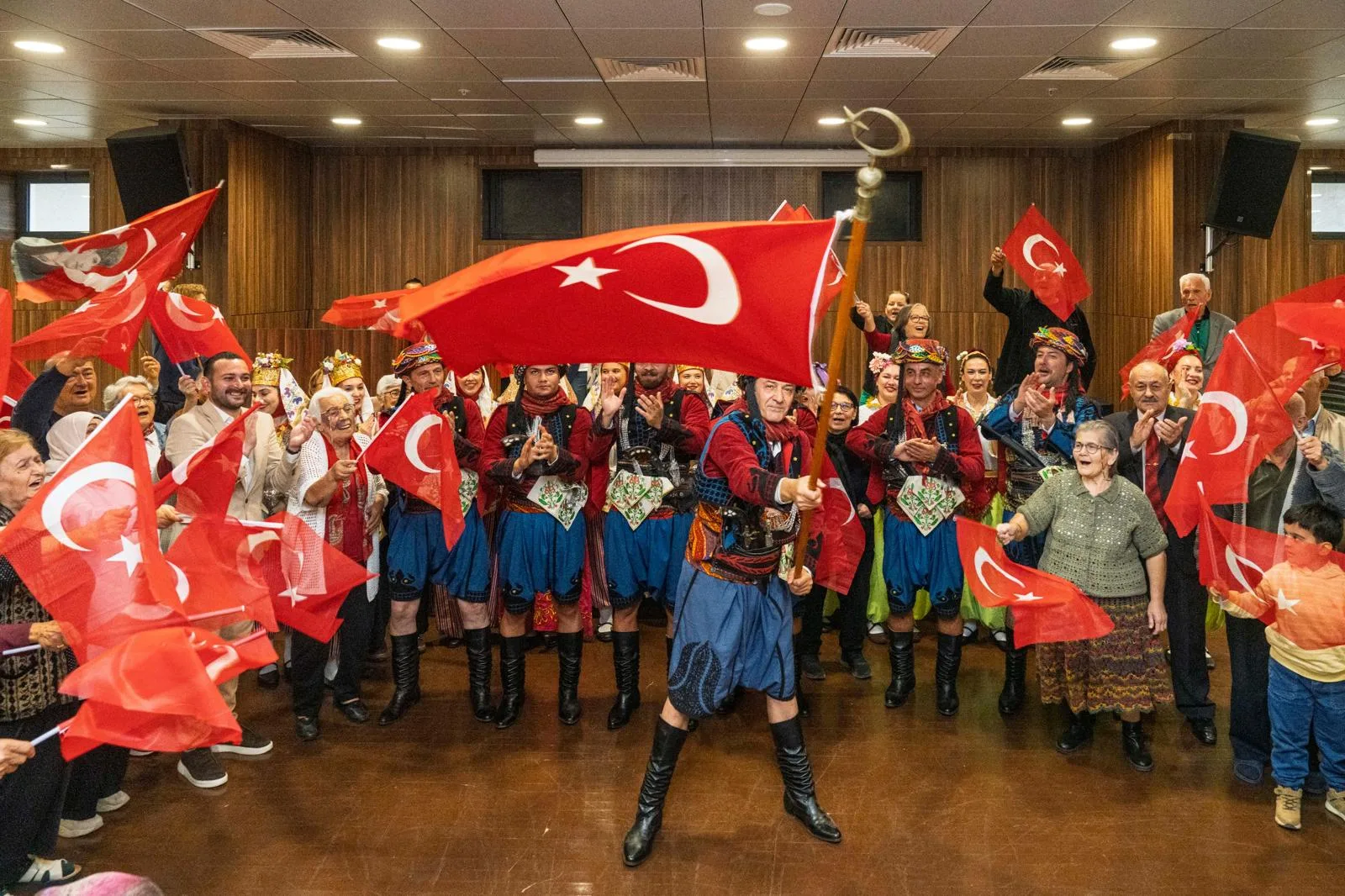 İzmir’de huzurevi sakinleri Cumhuriyet’in 103. yılını baloyla kutladı