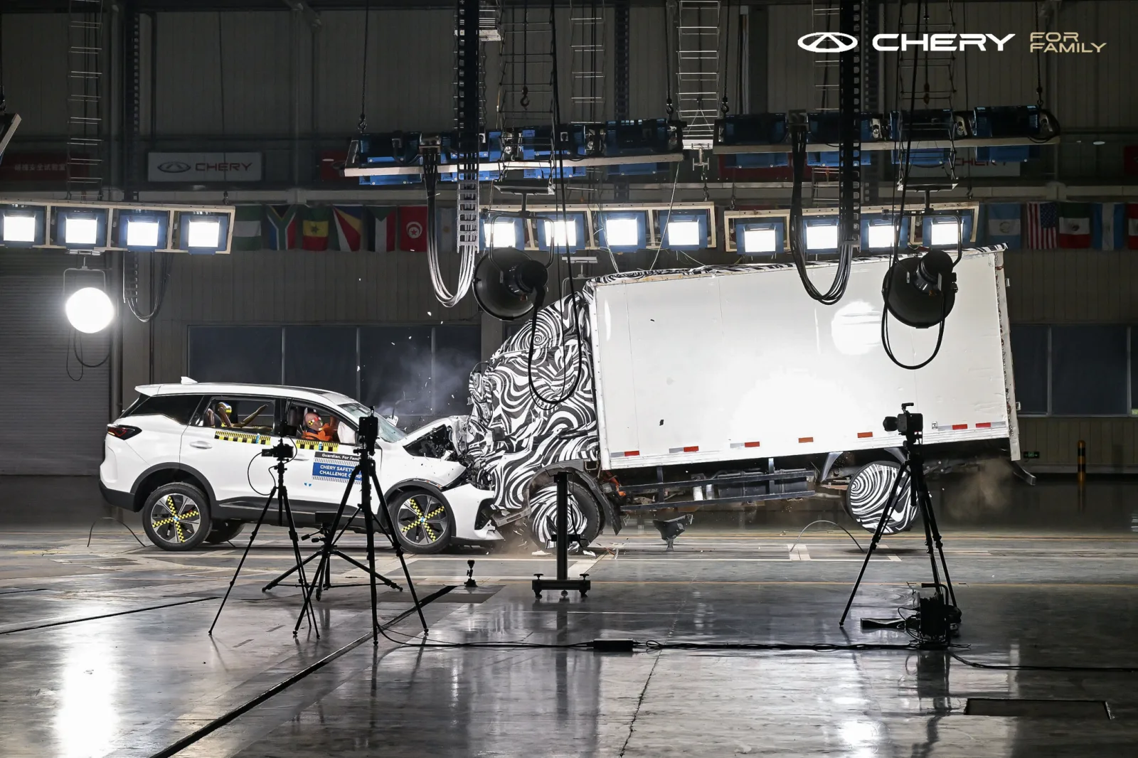 Chery TIGGO 7, 50 km/s hızla kamyona çarptırılarak test edildi