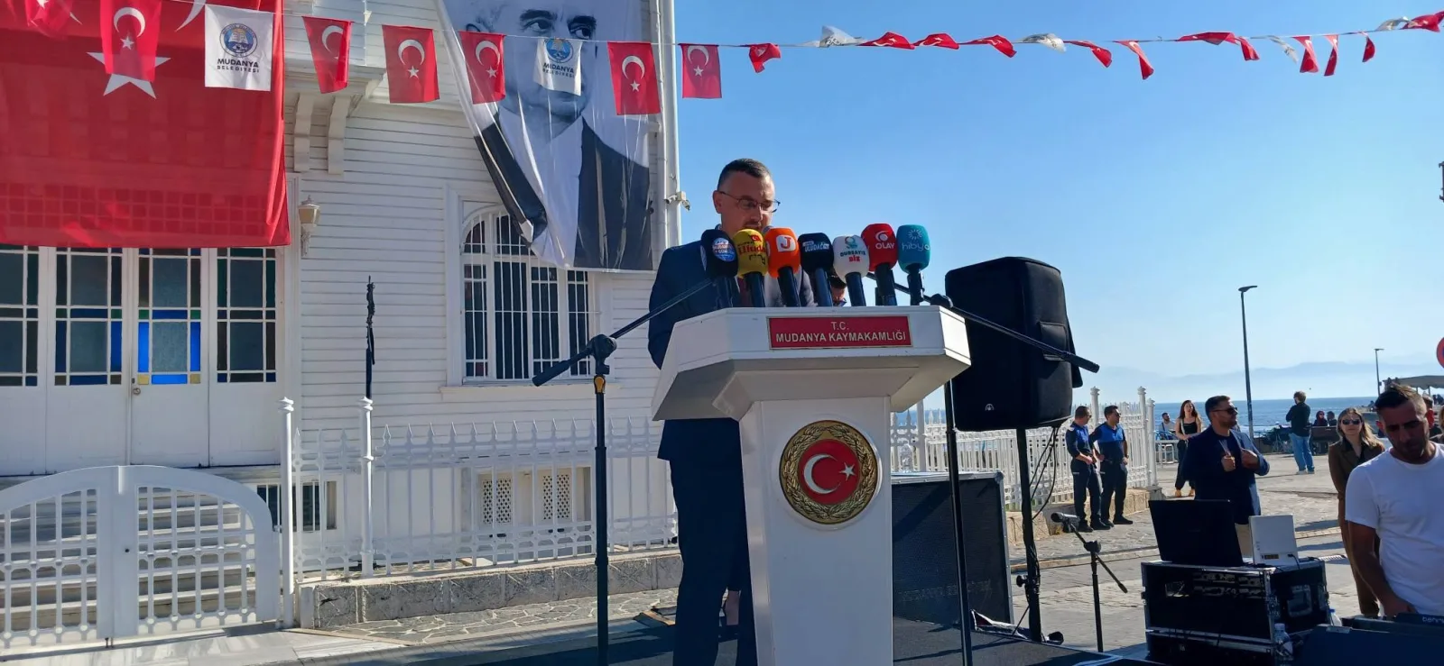 hoparlör, kalabalık ve yazı görseli olabilir