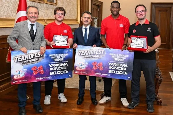 TEKNOFEST’te ikinci olan Kocaeli Üniversitesi takımları Vali Aktaş’ı ziyaret etti