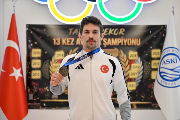 ASKİ Spor'un milli güreşçisi Yüksel Sarıçiçek, 2026 Dünya Şampiyonası'nda ikinci oldu