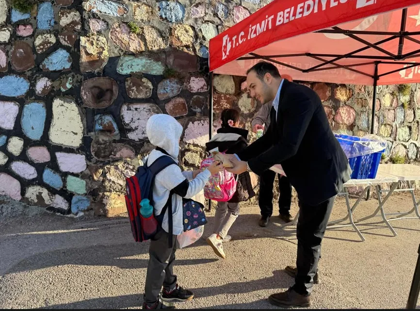 İzmit Belediyesinin Beslenme Saati Projesi üç okulda sürdü