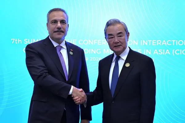 Wang Yi, Bakü’de Hakan Fidan’la ikili ilişkileri görüştü