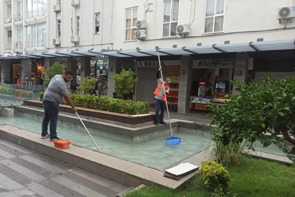 Kemer Liman Caddesi’nde ağaç budama ve temizlik çalışması yapıldı