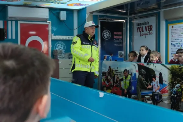 Karaman’da öğrencilere trafik güvenliği eğitimi verildi, emniyet kemeri uygulamalı anlatıldı