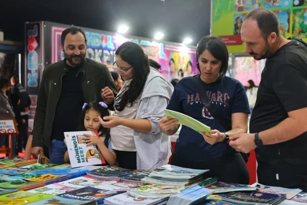 Antalya Kitap Fuarı’nın ikinci gününde yağmura rağmen yoğun ilgi gördü