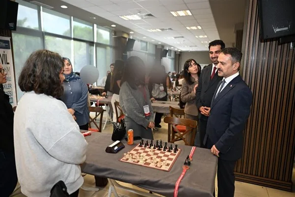 Vali Aktaş, Bizim Çocuklar 10. Türkiye Satranç Turnuvası’nın kapanışını izledi