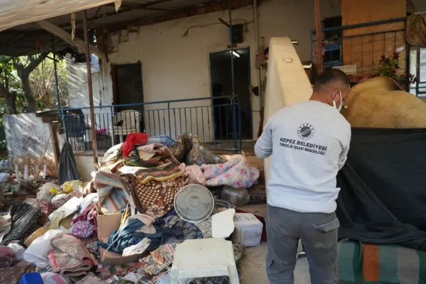 Kepez Belediyesi, 76 yaşındaki Ayşe Köktaş’ın evinde yenileme başlattı