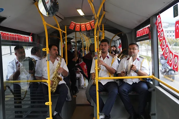 Düzce’de 81 numaralı otobüste 29 Ekim’e özel bando sürprizi