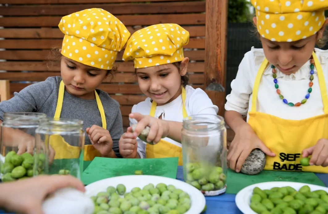 Konyaaltı’nda çocuklar zeytin işleme etkinliğiyle üretim sürecini deneyimledi