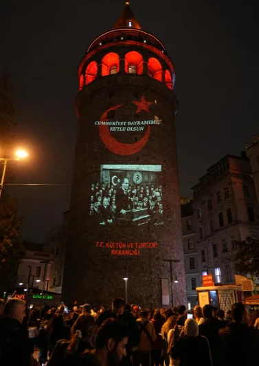 Galata Kulesi, Cumhuriyet’in 103. yıl dönümünde Atatürk fotoğraflarıyla aydınlatıldı