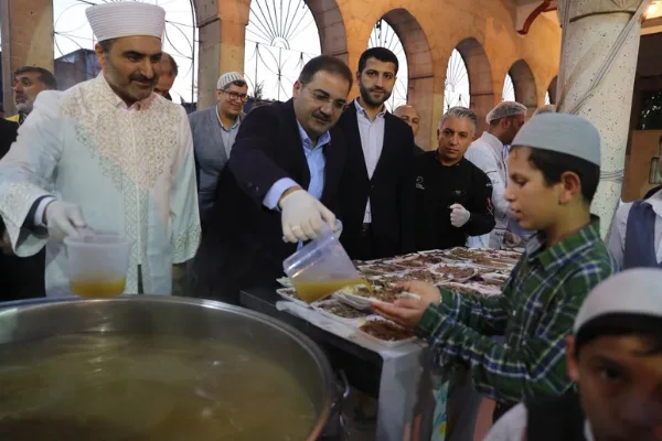Şanlıurfa’da sabah namazı sonrası vatandaşlara tirit ikram edildi