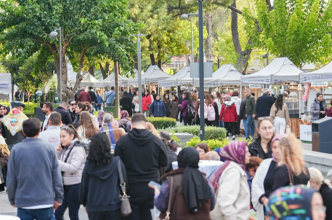 2. Leziz Akhisar Festivali, kortej yürüyüşü ve törenle başladı