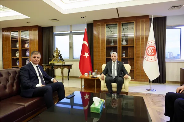 Başkan Tugay, Bakan Bolat’la İzmir’in ticari potansiyelini görüştü