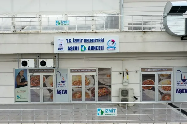 İzmit Belediyesinin üniversite öğrencilerine ücretsiz akşam yemeği desteği sürüyor