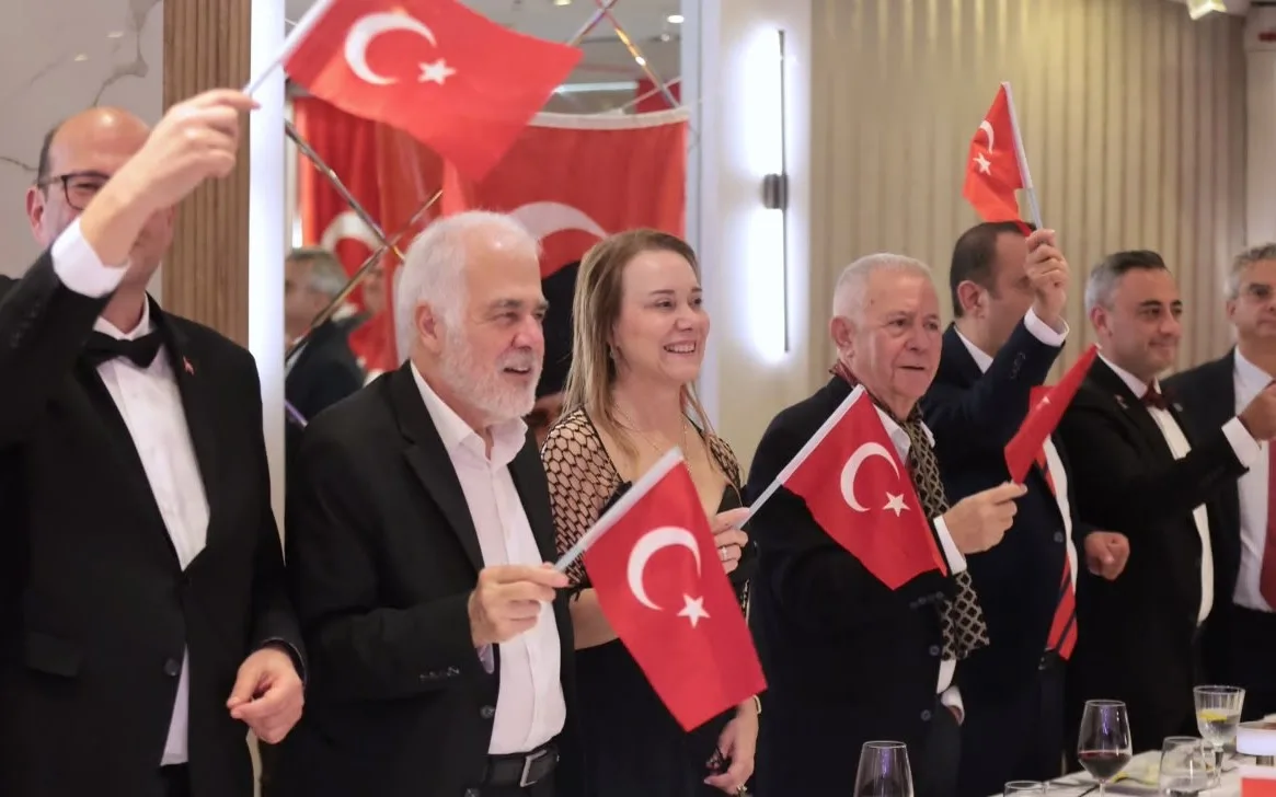 Konak’ta Cumhuriyet kutlaması yetenekli çocuklara desteğe dönüştü