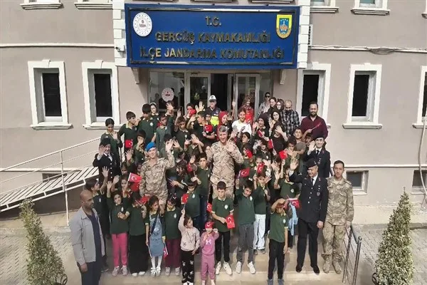 Yemişli Ortaokulu öğrencileri, Gercüş İlçe Jandarma Komutanlığını ziyaret etti
