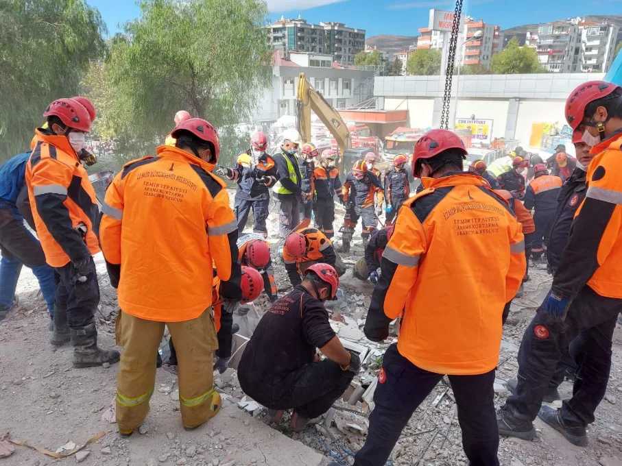 İzmir depreminde görev yapan itfaiyeciler 6 yıl önce yaşadıklarını unutamıyor