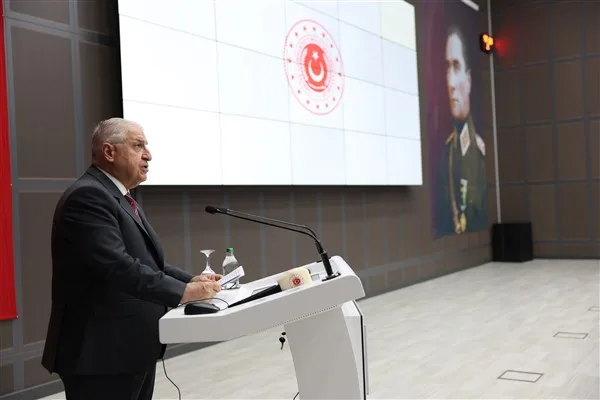 Bakan Güler, İskenderun’da 2’nci Amfibi Deniz Piyade Tugayı sancak tevdi törenine katıldı