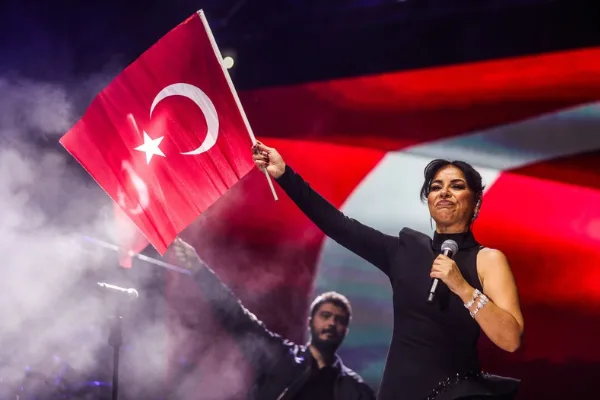 Yenimahalle'de Cumhuriyet Bayramı kutlamaları Zara konseriyle başladı