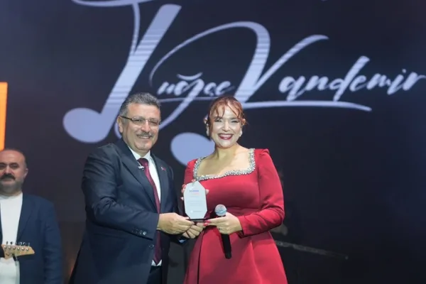 Tuğçe Kandemir, Trabzon Gastronomi Festivali’nde hayranlarıyla buluştu