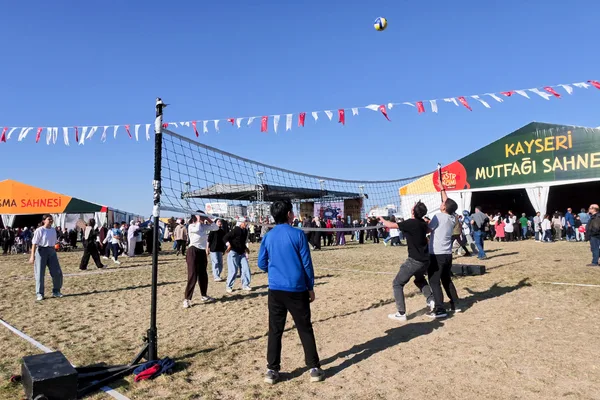 Kayseri Gastronomi Günleri’nde 9 ahşap, 4 şişme oyun ve voleybol alanı kuruldu