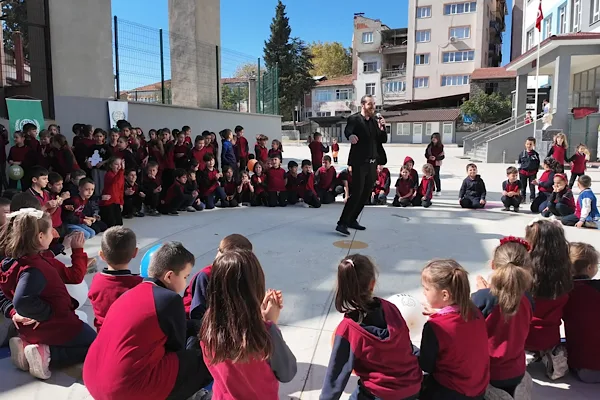 Dursunbey’de ilkokul öğrencileri için İyilikte Yarışan Sınıflar Şenliği düzenlendi