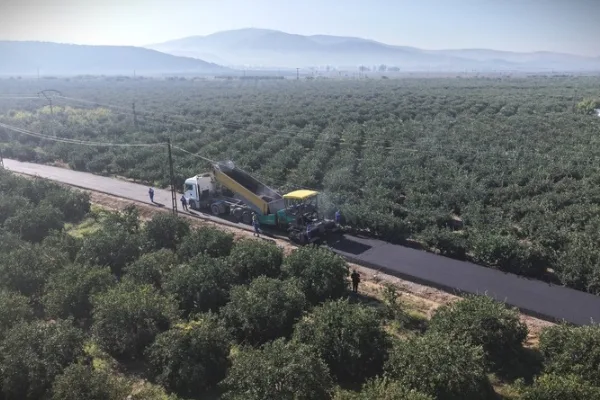 Selçuk’ta 15,5 kilometrelik yol çalışmasında asfalt serimi sürüyor