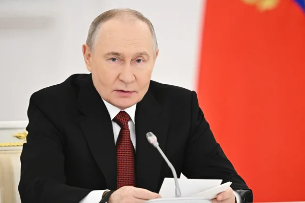 Putin, Çin Halk Cumhuriyeti’nin kuruluşunun 77. yıl dönümünde Şi Cinping’i kutladı