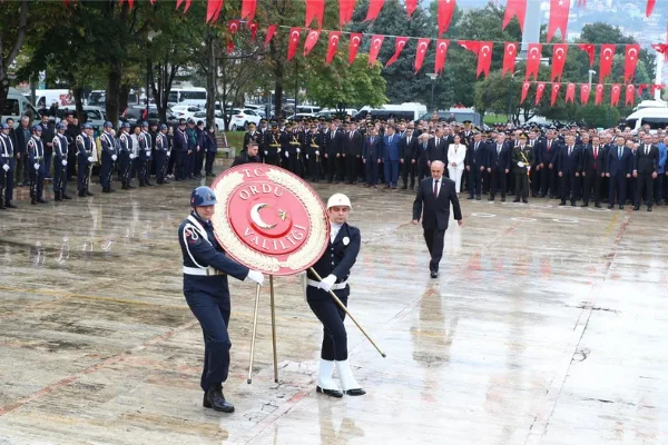 Ordu'da Cumhuriyet Bayramı kutlamaları çelenk sunma töreniyle başladı