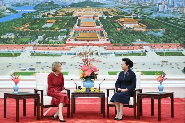 Peng Liyuan ve Elke Büdenbender Beijing’de çay sohbetinde buluştu