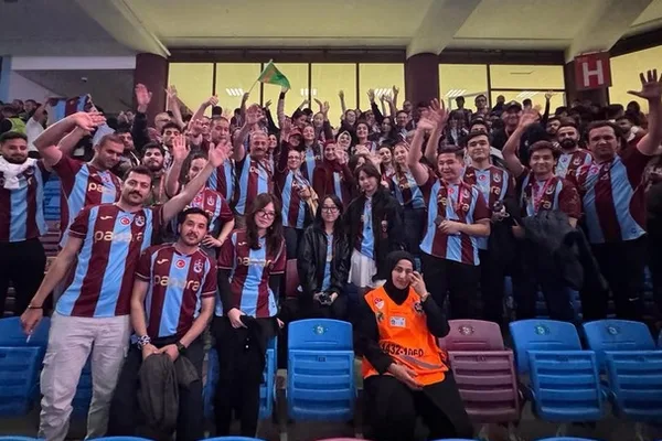 21 ülkeden 140 genç, Trabzonspor-Beşiktaş maçını tribünden izledi