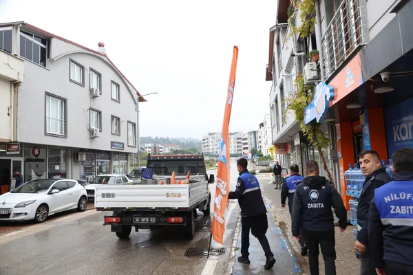 Nilüfer’de yaya ve bisiklet yollarını kapatan tabela ve dubalar toplandı