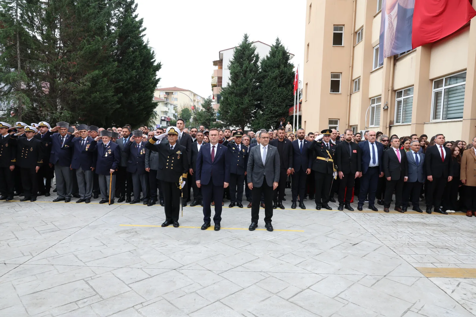 Derince’de 29 Ekim Cumhuriyet Bayramı kutlamaları çelenk töreniyle başladı