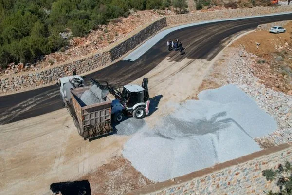 Milas’ta yeni hastane yolunda asfaltlama başladı