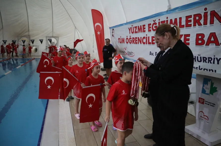 İzmit’te Cumhuriyet Bayramı’nın 103. yılına özel yüzme yarışı düzenlendi