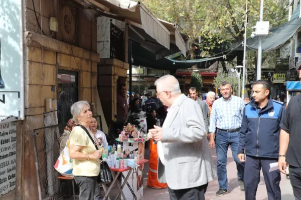 Başkan Ertaş, Çarşamba Pazarı’nda esnaf ve vatandaşların görüşlerini dinledi