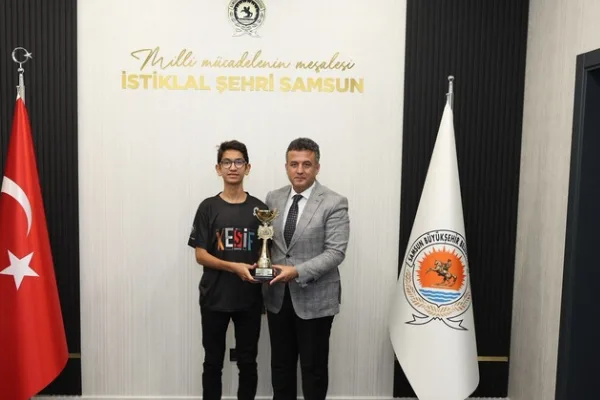 Türkiye Drone Şampiyonu Kerem Yiğit, Samsun Büyükşehir Belediye Başkanı Doğan’ı ziyaret etti