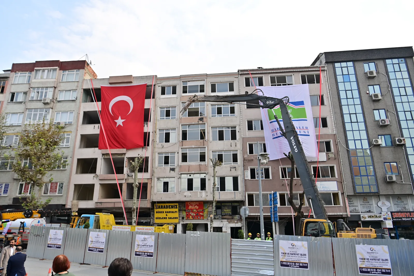 Bahçelievler’de kentsel dönüşüm kapsamında 6 bininci binanın yıkımı gerçekleştirildi