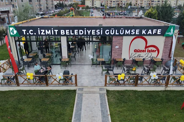 İzmit Belediyesi’nin Alikahya Atatürk Mahallesi’ndeki Gülümse Kafe hizmete açıldı