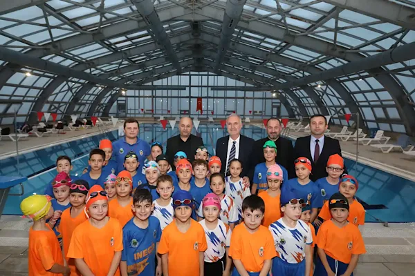 İnegöl’de 70 yüzme altyapı sporcusu haftanın 6 günü çalışıyor
