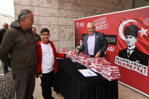 Nilüfer Belediyesi’nden 29 Ekim öncesi ücretsiz Atatürk posteri dağıtımı