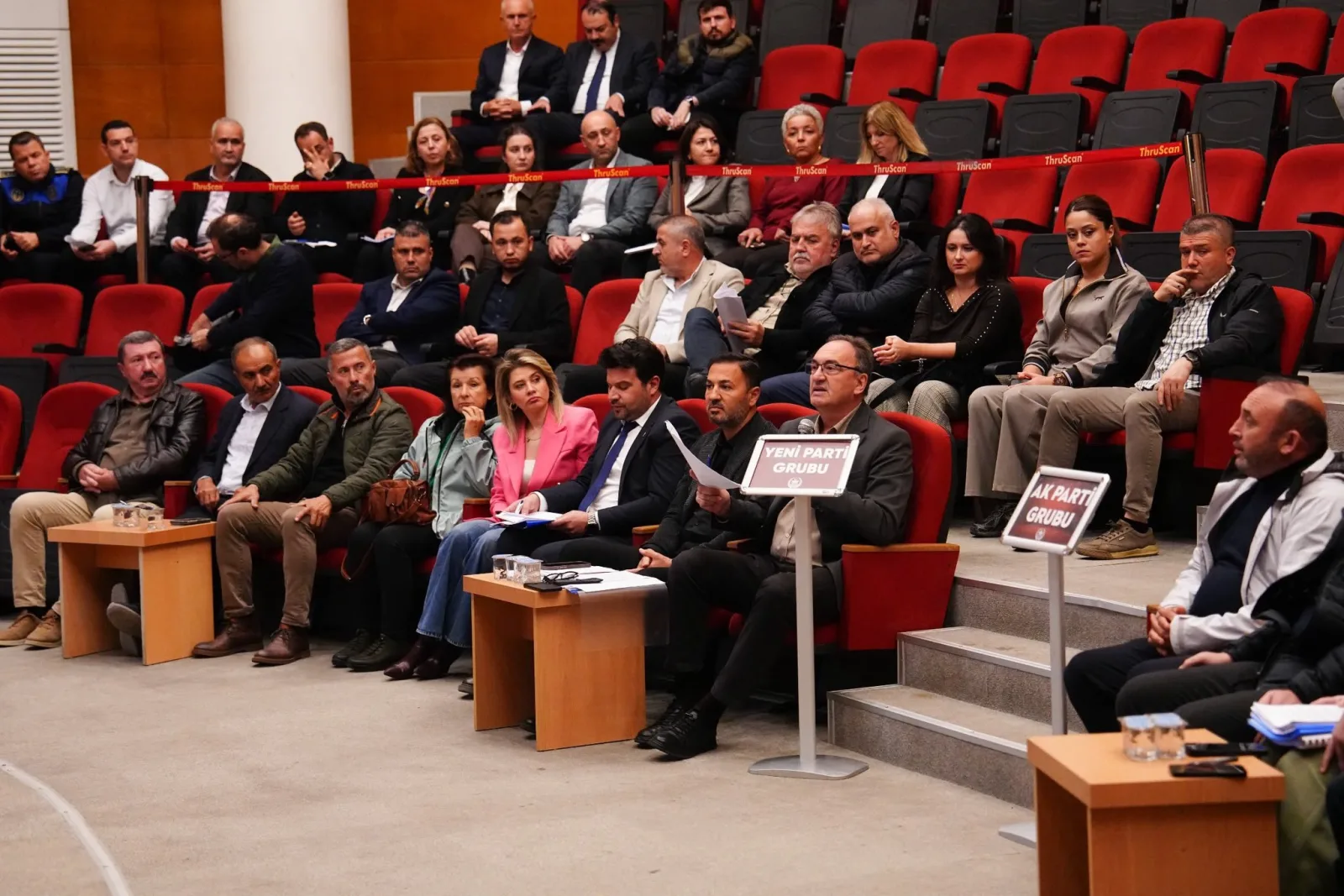 Akhisar Belediye Meclisi’nde bütçe ve kredi kararları oy çokluğuyla kabul edildi