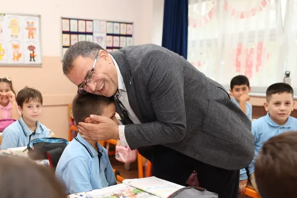 Derince Belediye Başkanı Gökçe, öğrencilerin davetiyle Sabancı İlkokulu’nu ziyaret etti
