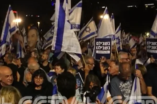Tel Aviv’de on binlerce kişi Netanyahu hükümetine karşı gösteri düzenledi